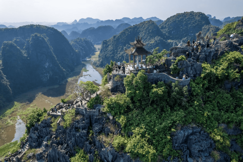 Mua Caves is a breathtaking viewpoint in Ninh Binh, known for its 500-step stone staircase leading to panoramic views (Source: Pexels)